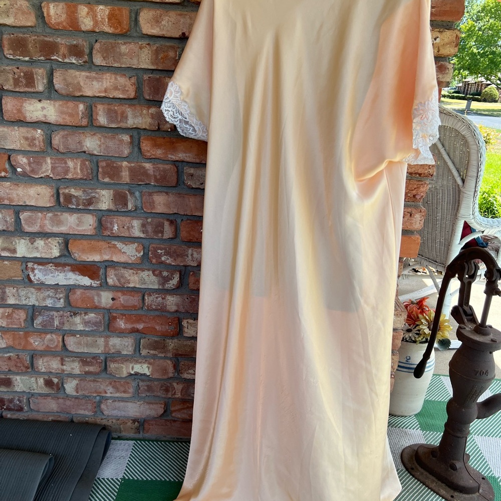 Private Luxuries Natori yellow satin and white lace long capped sleeve nightgown - Picture 5 of 5